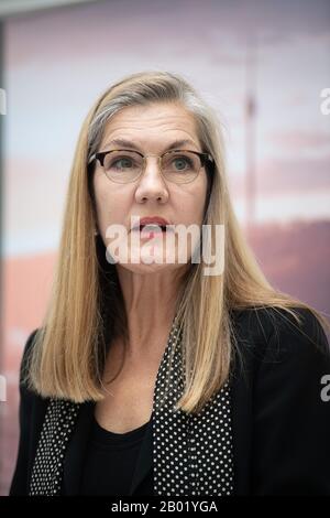 Stuttgart, Deutschland. Februar 2020. Veronika Kienzle, Kandidatin von Bündnis 90/die Grünen für die Bürgermeisterwahl in Stuttgart 2020, spricht bei ihrer Präsentation. Credit: Sebastian Gollnow / dpa / Alamy Live News Stockfoto