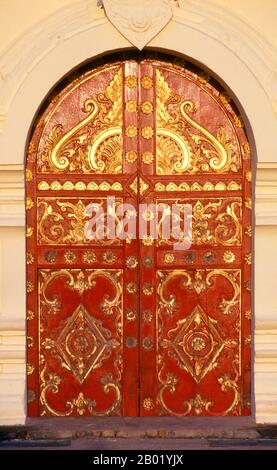 (Laos) vergoldete Tür bei diesem Luang, Vientiane. PHA, dass Luang, die „große Heilige Stupa“ von Vientiane, das wichtigste religiöse Gebäude in Laos ist. Es hat auch eine große spirituelle Bedeutung für das laotische Volk, das seit der Zeit von Lan Xang, dem Königreich der Millionen Elefanten, Mitte des 16. Jahrhunderts als Symbol der Unabhängigkeit und Souveränität Laos angesehen wurde. Der Legende nach wurde Luang erstmals im Jahr 236 der buddhistischen Ära gegründet, entsprechend 307 v. Chr., als fünf laotische Mönche, die in Indien studiert hatten, mit einem Brustbein des Buddha nach Hause zurückkehrten. Stockfoto