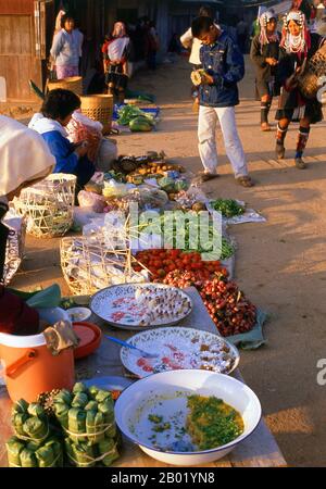 Thailand: Am frühen Morgen Akha Markt, Doi Mae Salong, Provinz Chiang Rai. Die zerklüfteten, unbezwingbaren chinesischen Muleteers, die den Burmesen Panthay und den Thailändischen und Laos Haw oder Chin Haw genannt wurden, waren – und sind im Allgemeinen noch – die Meister des Goldenen Dreiecks. Sicherlich waren sie ausgezeichnete Händler, die in die entferntesten Gebiete verbotener Gebiete wie die Wa-Staaten eindrangen, während gleichzeitig ihre Maultierkarawanen, die mit Edelsteinen und Jade, Opium- und Kupferpfannen beladen waren, bis Luang Prabang in Laos und Moulmein in Myanmar gehandelt wurden. Stockfoto