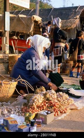 Thailand: Am frühen Morgen Akha Markt, Doi Mae Salong, Provinz Chiang Rai. Die zerklüfteten, unbezwingbaren chinesischen Muleteers, die den Burmesen Panthay und den Thailändischen und Laos Haw oder Chin Haw genannt wurden, waren – und sind im Allgemeinen noch – die Meister des Goldenen Dreiecks. Sicherlich waren sie ausgezeichnete Händler, die in die entferntesten Gebiete verbotener Gebiete wie die Wa-Staaten eindrangen, während gleichzeitig ihre Maultierkarawanen, die mit Edelsteinen und Jade, Opium- und Kupferpfannen beladen waren, bis Luang Prabang in Laos und Moulmein in Myanmar gehandelt wurden. Stockfoto