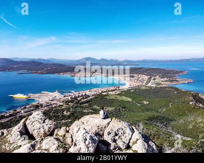 Panoramablick vom monte ruiu in Golfo Aranci mit Blick auf die Stadt und die schöne Küste Stockfoto