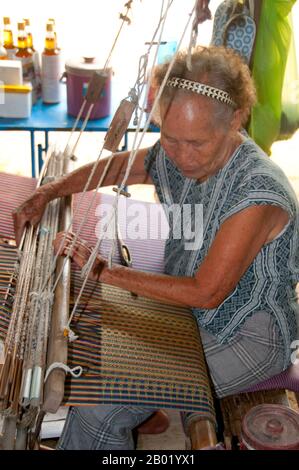 Thailand: Weber im Bezirk Wiangyong, die die berühmten Seidenstoffe Pha Mai Yok Dok herstellen, Lamphun, Nordthailand. PHA Mai Yok Dok ist ein aufwendig gewebtes Material nach traditioneller Methode. Ursprünglich am nördlichen Königshof verwendet, wurde sie während der Regierungszeit von König Rama VI. Populär. Die besondere Handwerkskunst und die Fertigkeiten bei der Herstellung dieser Seide haben sie bei denjenigen beliebt gemacht, die traditionelle Designs bevorzugen. Lamphun war die Hauptstadt des kleinen aber kulturell reichen Mon Königreichs Haripunchai von etwa 750 n. Chr. bis zur Eroberung durch König Mangrai (den Gründer von Chiang Mai) Stockfoto