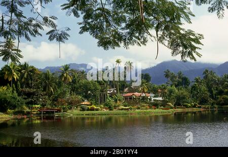 Thailand: Lake Jong Kham, Mae Hong Son, Nordthailand. Einst eine der abgelegensten Provinzen Thailands, ist Mae Hong Son nun sowohl mit dem Flugzeug von Chiang Mai als auch mit einer wunderbaren Rundfahrt durch Mae Sariang und zurück über Pai und Soppong – oder umgekehrt – leicht erreichbar. Mae Hong Son ist nur isoliert und noch nicht sehr entwickelt. Die Stadtbewohner mögen Bürger Thailands sein, aber die meisten sind Shan-, Karen-, Yunnanese- oder Hill-Stämme. Die Tempel sind burmesisch im Stil, und das Tempo des Lebens ist erstaunlich ruhig. Stockfoto