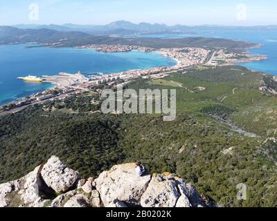 Panoramablick vom monte ruiu in Golfo Aranci mit Blick auf die Stadt und die schöne Küste Stockfoto