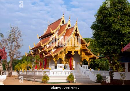 Thailand: Ubosot, Wat Hang Dong, Chiang Mai, Nordthailand. Wat Hang Dong ist ein typisches Beispiel für traditionelle LAN Na Tempelarchitektur. Der alte Viharn in diesem Tempel ist etwas aufwändiger als sein Gegenstück im nahe gelegenen Wat Ton Kwen, ist aber in Form, Stil und Aussehen im Wesentlichen ähnlich. Auch dunkel und intim, mit einem niedrigen, geschwungenen, dreistöckigen Dach, beherbergt der Viharn eine Sammlung von Buddha-Bildern, von denen mindestens zwei – rechts und links vom Hauptbild des Buddha – im Stil von Lao und doch irgendwie seltsam primitiv sind. Stockfoto