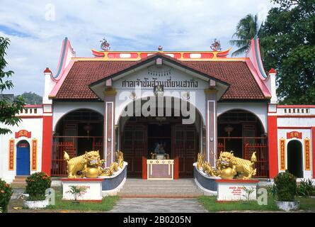 Thailand: Sanjao Sam San Chinese Temple, Krabi Road, Phuket Altstadt. Die traditionelle Architektur der Stadt Phuket ist unverwechselbar chinesisch-Thai und chinesisch-Portugiesisch. Da sie von chinesischen Siedlern aus Südchina beeinflusst wurde, hat sie viel mit der Architektur der benachbarten chinesischen Siedlungen Straits in den malaysischen Städten Penang und Melaka sowie Singapur zu tun. Stockfoto