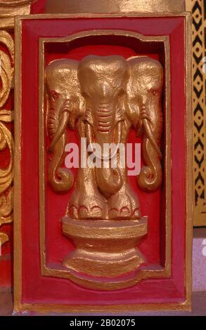 Thailand: Erawan, der dreiköpfige Elefant, Symbol des alten Siam, auf einem Chedi in Mae Sariang, Provinz Mae Hong Son, Nordthailand. Erawan ist der thailändische Name des mythologischen Elefanten Airavata. Erawan ist ein mythologischer weißer Elefant, der den hinduistischen Gott Indra trägt. Laut Ramayana war seine Mutter Iravati. Nach dem Matangalila wurde Erawan (Airavata) geboren, als Brahma heilige Hymnen über die Hälften der Eierschale sang, aus der Garuda schlüpfte, gefolgt von sieben weiteren männlichen und acht weiblichen Elefanten. Prithu machte Erawan zum König aller Elefanten. Stockfoto