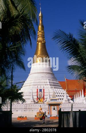 Thailand: Wat Chumphon Khiri, Mae SOT, Provinz Tak, Nordthailand. Mae Sot ist eine Stadt in der Provinz Tak im Norden Thailands. Im Westen grenzt es an Birma. Es ist als Handelsknotenpunkt und für seine große Bevölkerung birmanischer Migranten und Flüchtlinge bekannt. Die Stadt ist das Haupttor zwischen Thailand und Burma. Dadurch hat es auch für seinen Handel mit Edelsteinen und Teakholz sowie für Schwarzmarktdienstleistungen wie Menschenhandel und Drogen Bekanntheit erlangt. Stockfoto