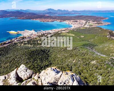 Panoramablick vom monte ruiu in Golfo Aranci mit Blick auf die Stadt und die schöne Küste Stockfoto