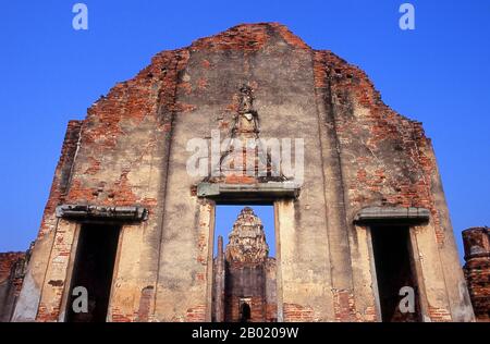 Thailand: Ruinen des Wat Phra Si Ratana Mahathat aus dem 12. Jahrhundert, Lopburi. Die Altstadt von Lopburi geht auf die Dvaravati-Ära (6.-13. Jahrhundert) zurück. Ursprünglich hieß es Lavo oder Lavapura. Nach der Gründung des Königreichs Ayutthaya im 15. Jahrhundert war Lopburi eine Festung der Herrscher Ayutthaas. Später wurde sie zur neuen königlichen Hauptstadt während der Regierungszeit von König Narai dem Großen des Ayutthaya-Königreichs Mitte des 17. Jahrhunderts. Der König blieb hier etwa acht Monate im Jahr. Heute ist Lopburi für seine Krabbenfressenden Makaken bekannt, die inmitten der Ruinen des Khmer-Tempels leben. Stockfoto