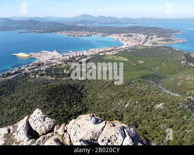 Panoramablick vom monte ruiu in Golfo Aranci mit Blick auf die Stadt und die schöne Küste Stockfoto