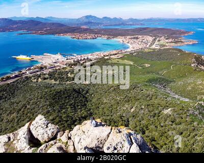 Panoramablick vom monte ruiu in Golfo Aranci mit Blick auf die Stadt und die schöne Küste Stockfoto