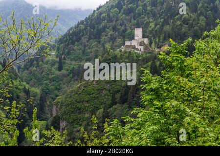 Schloss Zilkale im Tal des Flusses Firtina in der türkischen Provinz Rize in der Nähe des Blakmeers im grünen Springwald. Stockfoto