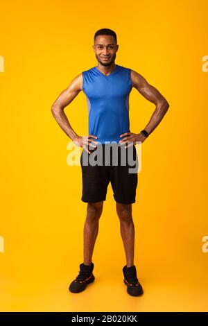 Ein Bild voller Länge von lächelndem fröhlichen Afro Kerl Stockfoto