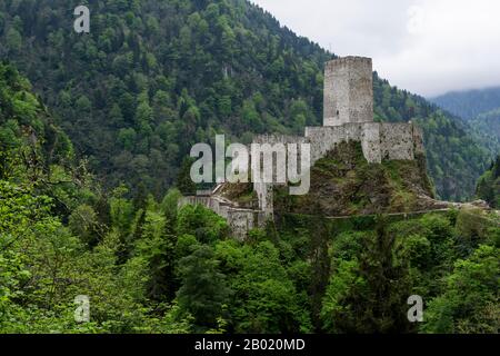 Schloss Zilkale im Tal des Flusses Firtina in der türkischen Provinz Rize in der Nähe des Blakmeers im grünen Springwald. Stockfoto