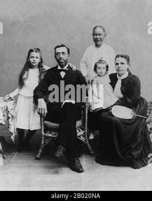 USA/China: Die Sydenstricker-Familie mit Pearl S. Buck (links, 8 Jahre alt), Absalom Sydenstricker, Grace Sydenstricker (Kleinkind), Carie Stulting Sydenstricker und Wang Amah (hinten), vermutlich in Zhenjiang, um 1900. Pearl Buck (1892–1973) wurde als Tochter von Caroline Stulting und Absalom Sydenstricker in Hillsboro, West Virginia, geboren. Ihre Eltern, Southern Presbyterian Missionare, reisten kurz nach ihrer Heirat am 8. Juli 1880 nach China, kehrten aber zur Geburt von Pearl in die Vereinigten Staaten zurück. Als Pearl drei Monate alt war, kehrte die Familie nach China zurück, um zuerst in Zhenjiang stationiert zu werden. Stockfoto