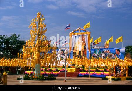 Thailand: Yi Peng Khom Laternen zieren das Thaphae Gate Area, Loy Krathong Festival, Chiang Mai. Loy Krathong findet jährlich in der Vollmondnacht des 12. Monats im traditionellen thailändischen Mondkalender statt. Im Norden Thailands fällt dies mit dem Lanna-Festival zusammen, das als Yi Peng bekannt ist. König Mengrai gründete 1296 die Stadt Chiang Mai (bedeutet „neue Stadt“) und folgte Chiang Rai als Hauptstadt des Königreichs Lanna an. Chiang Mai, manchmal auch als Chiengmai oder Chiangmai geschrieben, ist die größte und kulturell bedeutendste Stadt im Norden Thailands. Stockfoto