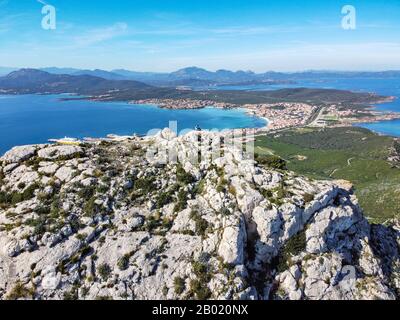 Panoramablick vom monte ruiu in Golfo Aranci mit Blick auf die Stadt und die schöne Küste Stockfoto