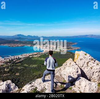 Panoramablick vom monte ruiu in Golfo Aranci mit Blick auf die Stadt und die schöne Küste Stockfoto