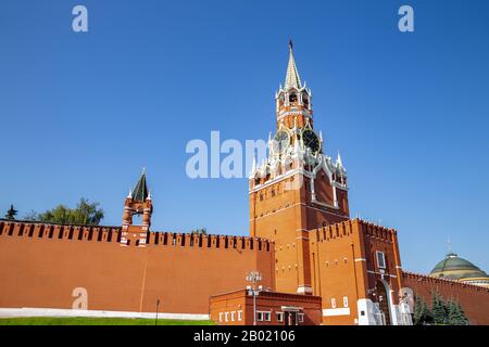 Kremlfestung Spasskaja-Turm auf dem Roten Platz in Moskau, Russland Stockfoto