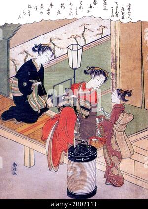 Japan: Mitate-e zeigt die Kurtisane Chojiya-uchi Chozan mit ihrem jungen Begleiter (kamuro) und Freund, der sich auf das Rauchen vorbereitet, mit Gedicht. Ukiyo-e Holzschnitt von Suzuki Harunobu (1724-1770), um 1765. Suzuki Harunobu war ein japanischer Holzschnitt-Künstler, einer der berühmtesten im Ukiyo-e-Stil. Er war ein Innovator und der erste, der 1765 Vollfarbdrucke (nishiki-e) herstellte und die früheren Modi der zwei- und dreifarbigen Drucke veraltete. Harunobu verwendete viele spezielle Techniken und stellte eine Vielzahl von Themen dar, von klassischen Gedichten bis zu zeitgenössischen Schönheiten (bijin, bijin-ga). Stockfoto