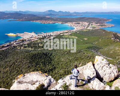 Panoramablick vom monte ruiu in Golfo Aranci mit Blick auf die Stadt und die schöne Küste Stockfoto