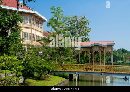 Thailand: Vimanmek Mansion, Dusit Park, Bangkok. Das Vimanmek Mansion ist ein ehemaliger königlicher Palast und wird auch als das Vimanmek Teak Mansion oder Vimanmek Palace bekannt. Das Herrenhaus Vimanmek wurde 1900 von König Rama V (König Chulalongkorn) mit der Residenz Munthatu Rattanaroj in Chuthathuj Rachathan in Ko Sichang, Chonburi, erbaut und im Dusit Garden demontiert und wieder zusammengesetzt. Es wurde am 27. März 1901 fertiggestellt und von König Rama V. fünf Jahre lang als königlicher Palast genutzt. Im Jahr 1982 bat Königin Sirikit König Rama IX (Bhumibol Adulyadej) um Erlaubnis, den Vimanmek Palast für die Nutzung als Museum zu renovieren. Stockfoto