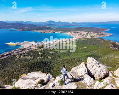 Panoramablick vom monte ruiu in Golfo Aranci mit Blick auf die Stadt und die schöne Küste Stockfoto