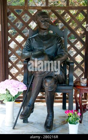 Thailand: Statue von König Rama V., Palast von Rama V. (20. September 1853 bis 23. Oktober 1910), Ko Sichang, Provinz Chonburi. Phra bat Somdet Phra Poramintharamaha Chulalongkorn Phra Chunla Chom Klao Chao Yu Hua oder Rama V. war der fünfte Monarch Siams unter dem Haus Chakri. Er gilt als einer der größten Könige von Siam. Seine Herrschaft war geprägt von der Modernisierung Siams, immensen Regierungs- und Sozialreformen und territorialen Abtretungen an das britische Empire und Französisch-Indochina. Stockfoto