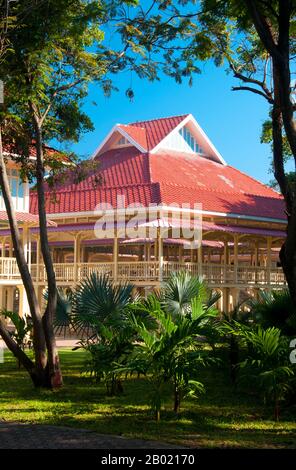 Thailand: Außenansicht des königlichen Palastes Phra Ratchaniwet Marukhathaiyawan, Cha-am, Provinz Phetchaburi. Der königliche Palast Phra Ratchaniwet Marukhathaiyawan war die Sommerresidenz von Rama VI. (König Vajiravudh, 1. Januar 1881 bis 26. November 1925). Sie wurde 1923 in nur 16 Tagen errichtet. Leider starb der König zwei Jahre später und der Palast wurde aufgegeben. Der Marukhathaiyawan Palast, was „der Palast der Liebe und der Hoffnung“ bedeutet, wurde vom italienischen Architekten Ercole Manfredi entworfen. Stockfoto