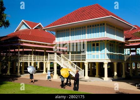 Der königliche Palast Phra Ratchaniwet Marukhathaiyawan war die Sommerhalle von Rama VI. (König Vajiravudh, 1881 - 1925). Es wurde 1923 in nur 16 Tagen gebaut. Leider starb der König zwei Jahre später und der Palast wurde aufgegeben. Der Palast Marukhathaiyawan, was "der Palast der Liebe und Hoffnung" bedeutet, wurde vom italienischen Architekten Ercole Manfredi entworfen Stockfoto