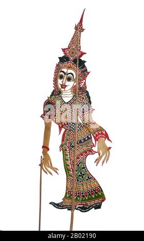 Thailand: Nang talung Marionettenfigur, Shadow Puppet Theatre, Nakhon Sri Thammarat. „Nang talung“ ist das im Süden Thailands beliebte Schattenpuppentheater. Es handelt sich um eine Kunstform, die bereits 400 v. Chr. in Südostasien entstanden sein soll. Die Aufführungen dauern in der Regel bis in die Nacht und bleiben ein wesentlicher Bestandteil des Dorflebens im tiefen Süden Thailands. „Nang“ bedeutet „Tierfell“, aus dem die Figuren geschnitten werden. „Talung“ bezieht sich auf Phatthalung, eine Stadt im Süden Thailands, in der die Kunstform ihren Ursprung hat. Stockfoto