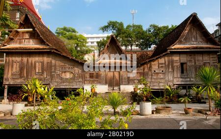 Wat Sao Thong Tong (Goldener Säulentempel), auch Wat Wang Tawan Tok genannt, wurde in den Jahren von 1888-1901 erbaut. Das Tempelgelände enthält drei alte verbundene Häuser, feine Beispiele traditioneller Architektur im südthailändischen Stil. Stockfoto