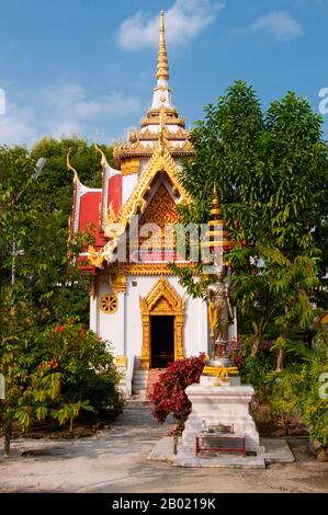 Wat Sao Thong Tong (Goldener Säulentempel), auch Wat Wang Tawan Tok genannt, wurde in den Jahren von 1888-1901 erbaut. Das Tempelgelände enthält drei alte verbundene Häuser, feine Beispiele traditioneller Architektur im südthailändischen Stil. Stockfoto