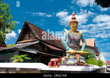 Yaksha ist der Name einer breiten, meist wohlwollenden Klasse von Naturgeistern, die Hausmeister der in der Erde verborgenen Naturschätze und Baumwurzeln sind. Sie erscheinen in der Hindu-, Jain- und buddhistischen Mythologie. Wat Matchimawat wurde im 17. Jahrhundert vor Christus erbaut und ist einer der wichtigsten Tempel von Songkhla. Der Name Songkhla ist eigentlich die thailändische Korruption in Singgora (Jawi: سيڠڬورا); sein ursprünglicher Name bedeutet "Stadt der Löwen" auf Malaiisch. Dies bezieht sich auf einen lionförmigen Berg in der Nähe der Stadt Songkhla. Songkhla war Sitz eines alten malaiischen Königreichs mit starkem Srivijayan-Einfluss. In der Antike Stockfoto