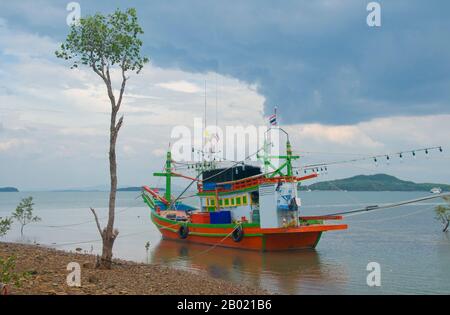 Thailand: Fischerboot in der Nähe des Urak Lawoi (Sea Zigeuner) Dorfes Sang Kha ou (Sanga-U), Ko Lanta, Provinz Krabi. Die „Sea Zigeuner“ oder Moken der Andamanensee, auf Thailändisch als chao thalae oder „Menschen des Meeres“ bekannt, sind in drei Gruppen unterteilt. Sie leben zwischen 4.000 und 5.000 und leben nur an der Küste, entweder in Hütten am Ufer oder auf Schiffen, die die Küstengewässer vom Mergui-Archipel in Burma bis zu den Tarutao-Inseln im Süden Thailands befahren. Die größte Sea Zigeuner Gruppe sind die Urak Lawoi mit rund 3.000 Exemplaren. Stockfoto