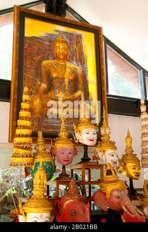 Thailand: Khon-Masken für traditionelles thailändisches Drama, Patravadi Theater, Bangkok. Khon ist ein klassisches thailändisches Tanzdrama, das oft Charaktere aus den Ramakien enthält, Thailands eigener Interpretation des indischen Klassikers Ramayana. Das Patravadi Theater auf der Thonburi-Seite des Chao Phraya-Flusses in Bangkok ist berühmt für seine exzellenten siamesischen Musik- und Tanzaufführungen. Das Unternehmen setzt regelmäßig klassische siamesische und andere asiatische Epen auf. Stockfoto