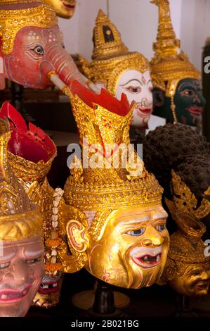 Thailand: Khon-Masken für traditionelles thailändisches Drama, Patravadi Theater, Bangkok. Khon ist ein klassisches thailändisches Tanzdrama, das oft Charaktere aus den Ramakien enthält, Thailands eigener Interpretation des indischen Klassikers Ramayana. Das Patravadi Theater auf der Thonburi-Seite des Chao Phraya-Flusses in Bangkok ist berühmt für seine exzellenten siamesischen Musik- und Tanzaufführungen. Das Unternehmen setzt regelmäßig klassische siamesische und andere asiatische Epen auf. Stockfoto