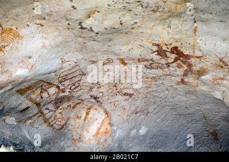 Thailand: Khao Khian, prähistorische Felsmalereien über 3.000 Jahre alt, Ao Phang Nga (Phangnga Bay) Nationalpark, Provinz Phang Nga. Der Ao Phang Nga Nationalpark wurde 1981 eröffnet und umfasst eine Fläche von etwa 400 km² und besteht hauptsächlich aus Karstfelsen und Inseln, hoch aufragenden Klippen und dem klaren Wasser des Phuket-Meeres. Obwohl die Heimat einer Vielzahl von Meeres- und Küstenbewohnern, einschließlich des zwei Meter langen Wasserüberwachungssystems, besuchen die meisten Menschen den Park, um die vielen aufragenden Karsttürme zu bewundern und zu segeln. Stockfoto