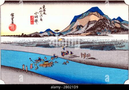 Odawara: Ein cortège von Daimyo wird über den Fluss Sakawa getragen; der Hintergrund eine Masse von hohen, zackigen Hügeln, die entferntesten, die nur aus Farbblöcken gedruckt werden. Dieser Bahnhof florierte in seiner Position an der Zufahrt zum Hakone-Pass, dem beschwerlichsten Teil der Autobahn. Utagawa Hiroshige (歌川 広重, * um die Welt der Künstler) (* um die Welt der  ; † 12. Oktober 1858) war ein japanischer Ukiyo-e-Künstler und einer der letzten großen Künstler dieser Tradition. Er wurde auch als Andō Hiroshige (安藤 広重) (eine unregelmäßige Kombination aus Familiennamen und Kunstnamen) und mit dem Kunstnamen Ichiyūsai Hiroshige (一幽斎廣重) bezeichnet. Die Tōkaidō (東海道 Ostseestraße) w Stockfoto