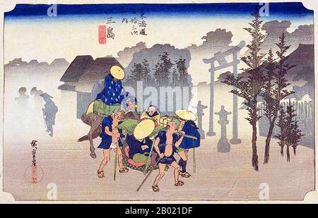 Mishima: Reisende, die in den Nebel des frühen Morgens aufbrechen, einer zu Pferd und der andere in einem kago. Am Eingang zum Hakone-Pass gelegen, war diese Station das ganze Jahr über voll von Reisenden. Utagawa Hiroshige (歌川 広重, * um die Welt der Künstler) (* um die Welt der  ; † 12. Oktober 1858) war ein japanischer Ukiyo-e-Künstler und einer der letzten großen Künstler dieser Tradition. Er wurde auch als Andō Hiroshige (安藤 広重) (eine unregelmäßige Kombination aus Familiennamen und Kunstnamen) und mit dem Kunstnamen Ichiyūsai Hiroshige (一幽斎廣重) bezeichnet. Die Tōkaidō (東海道 Ostseestraße) war die wichtigste der Fünf Routen der Edo-Zeit, Co Stockfoto