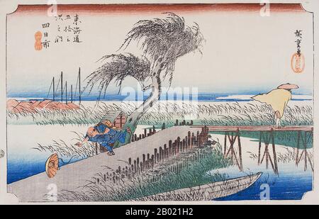 Japan: Station Vierzig-Drei: Yokkaichi, Flussszene. Ukiyo-e-Holzschnitt aus der Serie „Three Stations of the Tôkaidô Road“ von Utagawa Hiroshige (1797-1858), um 1834. Yokkaichi: Der Hurrikan. Ein Mann, der seinem Hut hinterherrennt, vom Wind hergeschleudert, und ein anderer überquert eine kleine Brücke über einen Bach, sein Mantel war um ihn herum geweht. Der Bahnhof Yokkaichi war nicht nur ein Hafen, sondern auch eine blühende Marktstadt. Der Name Yokkaichi bedeutet wörtlich „vierter Markt“ und leitet sich von dem traditionellen Markt ab, der am vierten Tag jedes Monats in dieser Stadt stattfindet. Stockfoto