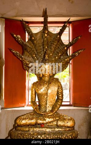 Thailand: Buddha-Figur im Hauptviharn, Wat Phra Thong, Phuket. Der buddhistische Tempel des Wat Phra Thong, der „Tempel des Goldenen Buddha“, befindet sich im Bezirk Thalang auf der Insel Phuket. Dieser ungewöhnliche Tempel ist nach dem goldenen (oder vergoldeten) Buddha-Bild benannt, das in den Tempelbezirken begraben ist, so dass nur Kopf und Schultern über der Erde sichtbar sind. Der Legende nach versuchte ein örtlicher Büffeljunge, einen seiner Anklagen an einen Aufstand zu binden, von dem er dachte, er sei ein Baumstumpf, der sich aber als Uschnisha oder oberster Knoten eines begrabenen Buddha-Bildes erwies. Stockfoto