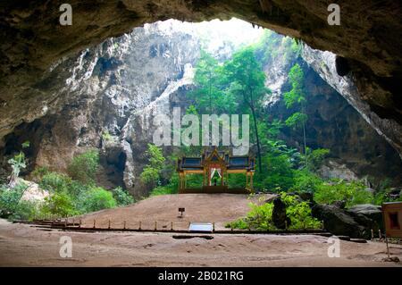 Der Pavillon von Rama V. wurde im Jahr 1890 erbaut. Der König besuchte die Höhlen mehrmals auf Reisen zwischen Bangkok und Nakhon Si Thammarat. Khao Sam Roi Yot wurde 1996 der erste Küstennationalpark Thailands. Es erstreckt sich über eine Fläche von ca. 100 Quadratkilometer (40 Quadratmeilen), einschließlich steiler Kalkberge, die an Orten mit Höhlen, Sümpfen, Mangrovensümpfen, Sandstränden und seichten Meerwasser entlang der Küste durchsetzt sind. Der Name sam roi yot bedeutet 'dreihundert Gipfel' und dies bezieht sich direkt auf die vielen Kalksteinauswüchse und -Gipfel, die den Park charakterisieren und dramatisch ansteigen Stockfoto