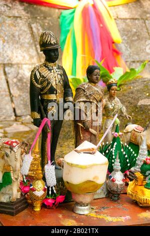 Thailand: Miniaturfiguren von König Chulalongkorn (Rama V) und Königin Sunantha Kumarirat, Nam Tok Phlio (Phliw) Nationalpark, Provinz Chanthaburi. Phra bat Somdet Phra Poramintharamaha Chulalongkorn Phra Chunla Chom Klao Chao Yu Hua oder Rama V. (* 20. September 1853 bis 23. Oktober 1910) war der fünfte Monarch von Siam unter dem Haus Chakri. Er gilt als einer der größten Könige von Siam. Seine Herrschaft war geprägt von der Modernisierung Siams, immensen Regierungs- und Sozialreformen und territorialen Abtretungen an das britische Empire und Französisch-Indochina. Stockfoto