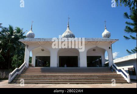 Thailand: Die Moschee in Mae Sai, Provinz Chiang Rai, Nordthailand. Die zerklüfteten, unbezwingbaren chinesischen Muleteers, die den Burmesen Panthay und den Thailändischen und Laos Haw oder Chin Haw genannt wurden, waren – und sind bis heute in gewissem Maße – die Meister des Goldenen Dreiecks. Sicherlich waren sie die Händler schlechthin, die in die entferntesten Gebiete verbotener Gebiete wie die Wa-Staaten eindrangen, während gleichzeitig ihre Maultierkarawanen mit allem, von Edelsteinen und Jade bis hin zu Opium- und Kupferpfannen, bis Luang Prabang in Laos und Moulmein in Burma gehandelt wurden. Stockfoto