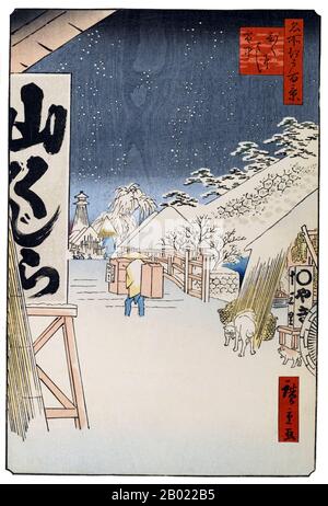 Die hundert Berühmten Ansichten von Hiroshige von Edo (名所江戸百景), die sich eigentlich aus 118 Szenen aus der Holzschnittlandschaft und dem Genre der Mitte des 19. Jahrhunderts Tokios zusammensetzen, sind eine der größten Errungenschaften der japanischen Kunst. Die Serie umfasst viele der berühmtesten Drucke von Hiroshige. Es stellt eine Feier des Stils und der Welt der schönsten kulturellen Blüte Japans am Ende des Tokugawa-Shogunats dar. Die Wintergruppe mit den Nummern 99 bis 118 beginnt mit einer Szene des Tempels von Kinryūzan in Akasaka, mit einer rot-weißen Farbgebung, die für propitische Anlässe reserviert ist. Schnee signalisiert sofort die Saison und ist debi Stockfoto