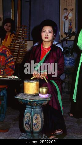 Vietnam: Musiker in einem traditionellen vietnamesischen Orchester im Van Mieu (Tempel der Literatur), Hanoi. Vietnam hat eine lange Tradition von Musik und Theater, die indigene und ausländische Einflüsse verbindet. Die frühesten bekannten Instrumente sind die Froschtrommeln aus der Dong-Son-Zeit um 250 v. Chr.. Es folgte ein Jahrtausend der Eintauchen in die chinesischen kulturellen Traditionen, die immer noch sehr offensichtlich sind. 981, nach der Wiedererlangung der nationalen Unabhängigkeit, fiel König Le Dai Hanh in die benachbarte Champa ein und trug die königlichen Hoftänzer und Musiker zurück in seine Hauptstadt. Stockfoto