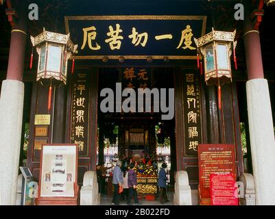 Der Kaiyuan-Tempel ist ein buddhistischer Tempel, der ursprünglich 738 v. Chr. während der Tang-Dynastie (618 - 907) erbaut wurde. Chaozhou wurde vermutlich vor mehr als 1700 Jahren gegründet. Die Stadt erreichte ihren Höhepunkt während der Ming-Ära und war bekannt als Ort der großen Kultur sowie als wichtiger Handels- und Handelszentrum. Teochew-Mundart (潮州話), über den die Chaozhou-Kultur vermittelt wird, ist einer der konservativsten chinesischen Dialekte, weil sie viele Gegensätze aus dem alten Chinesisch bewahrt, die in einigen der anderen modernen Dialekte des chinesischen verloren gegangen sind. Stockfoto