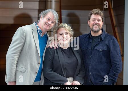 London, Großbritannien. Februar 2020. Die Besetzung von "Hairspray the Musical" posiert für Fotos vor der Eröffnung des Musicals am 23. April L bis R, Paul Merton, Lizzie Bea und Michael Ball. Paul Merton wird sein West End Debüt als Wilbur Turnblad geben. Kredit: Tommy London/Alamy Live News Stockfoto